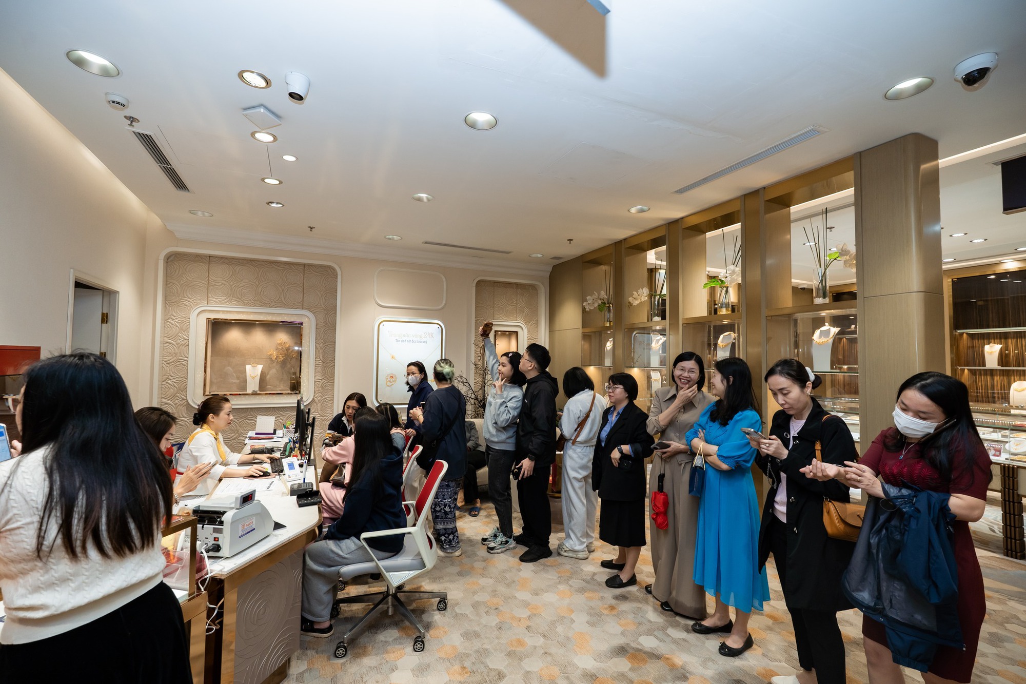 Giá bạc hôm nay 24-2: Một thương hiệu bạc quá tải ngay trong ngày mở bán đầu tiên - Ảnh 4