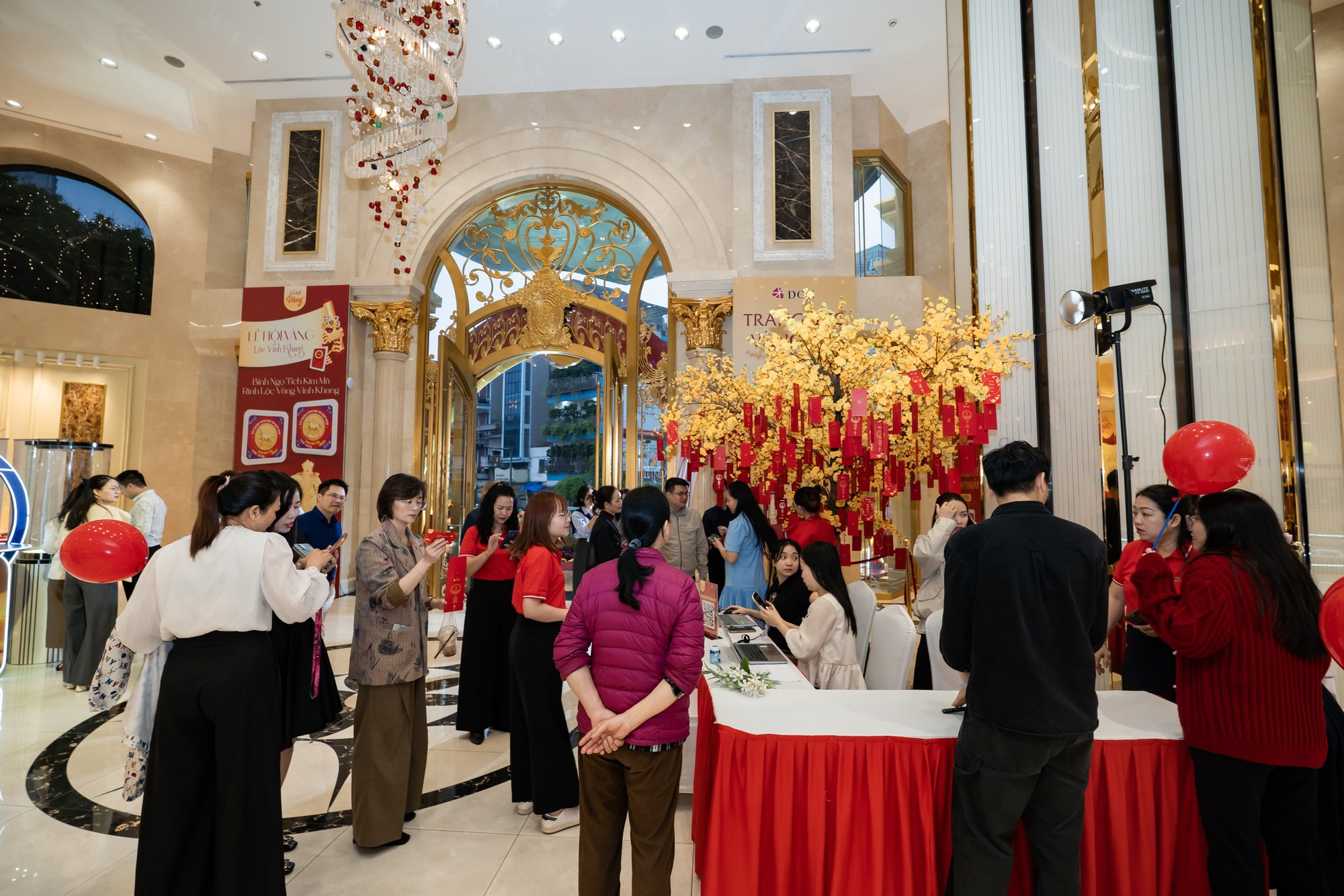 Giá bạc hôm nay 24-2: Một thương hiệu bạc quá tải ngay trong ngày mở bán đầu tiên - Ảnh 5