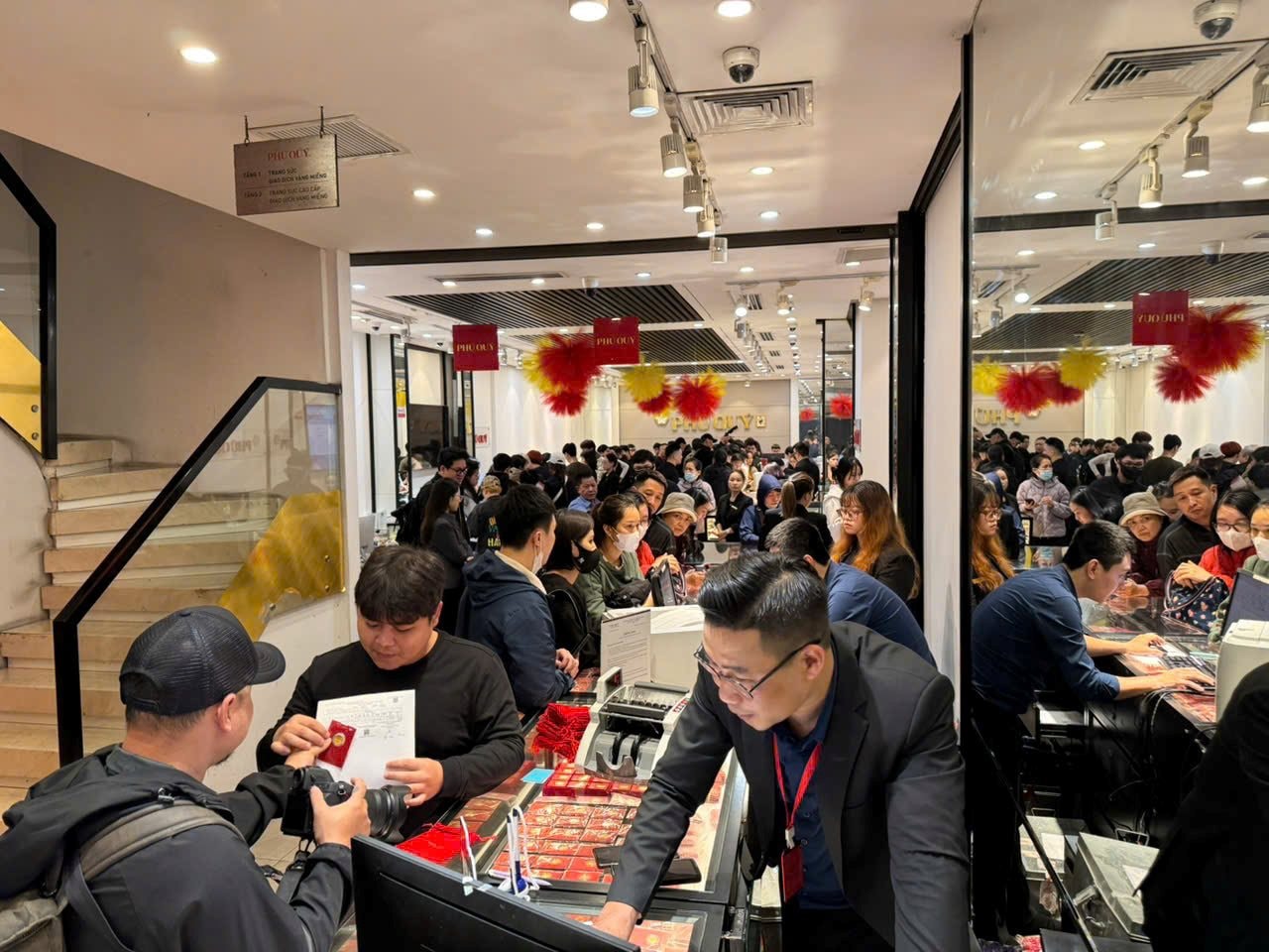 Giả danh nhân viên ngân hàng lừa đảo hơn 24 tỉ đồng - Ảnh 5