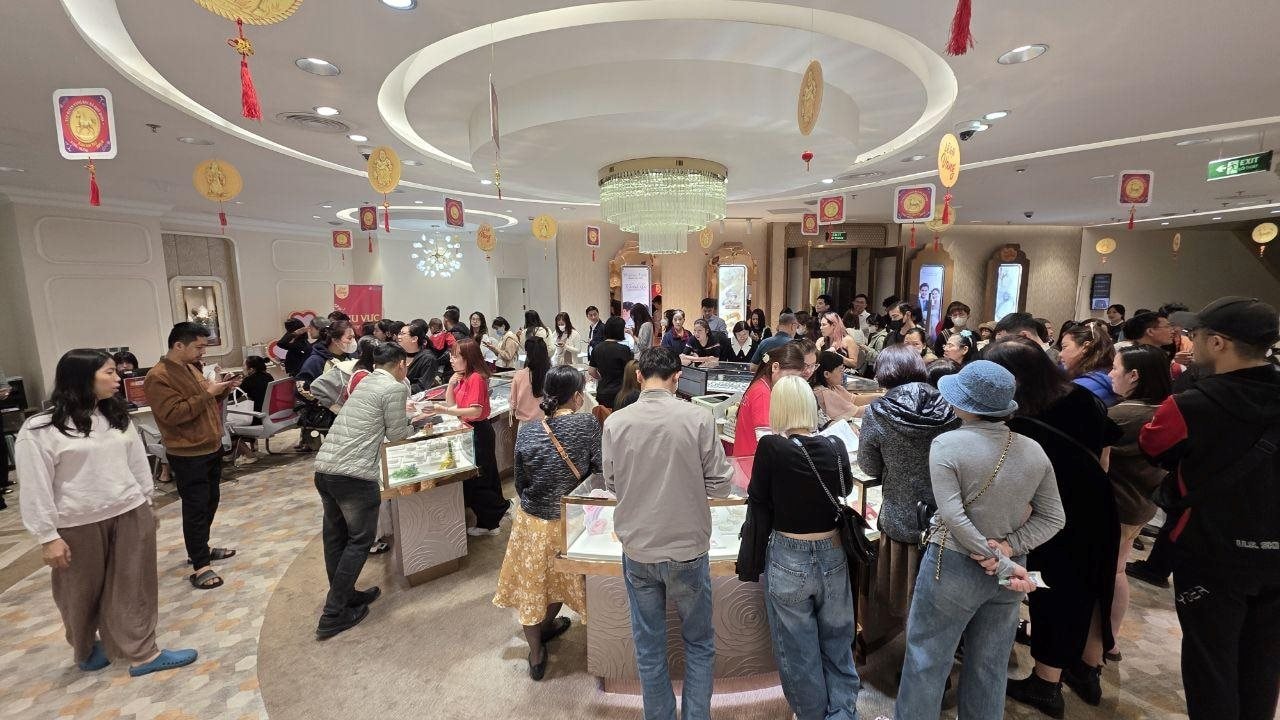 Sáng nay, nhà đầu tư đội mưa gió, xếp hàng từ sớm mua một sản phẩm bạc lần đầu xuất hiện - Ảnh 2