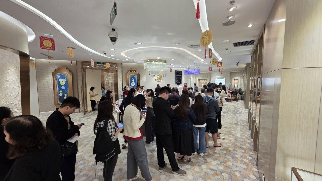 Sáng nay, nhà đầu tư đội mưa gió, xếp hàng từ sớm mua một sản phẩm bạc lần đầu xuất hiện - Ảnh 3