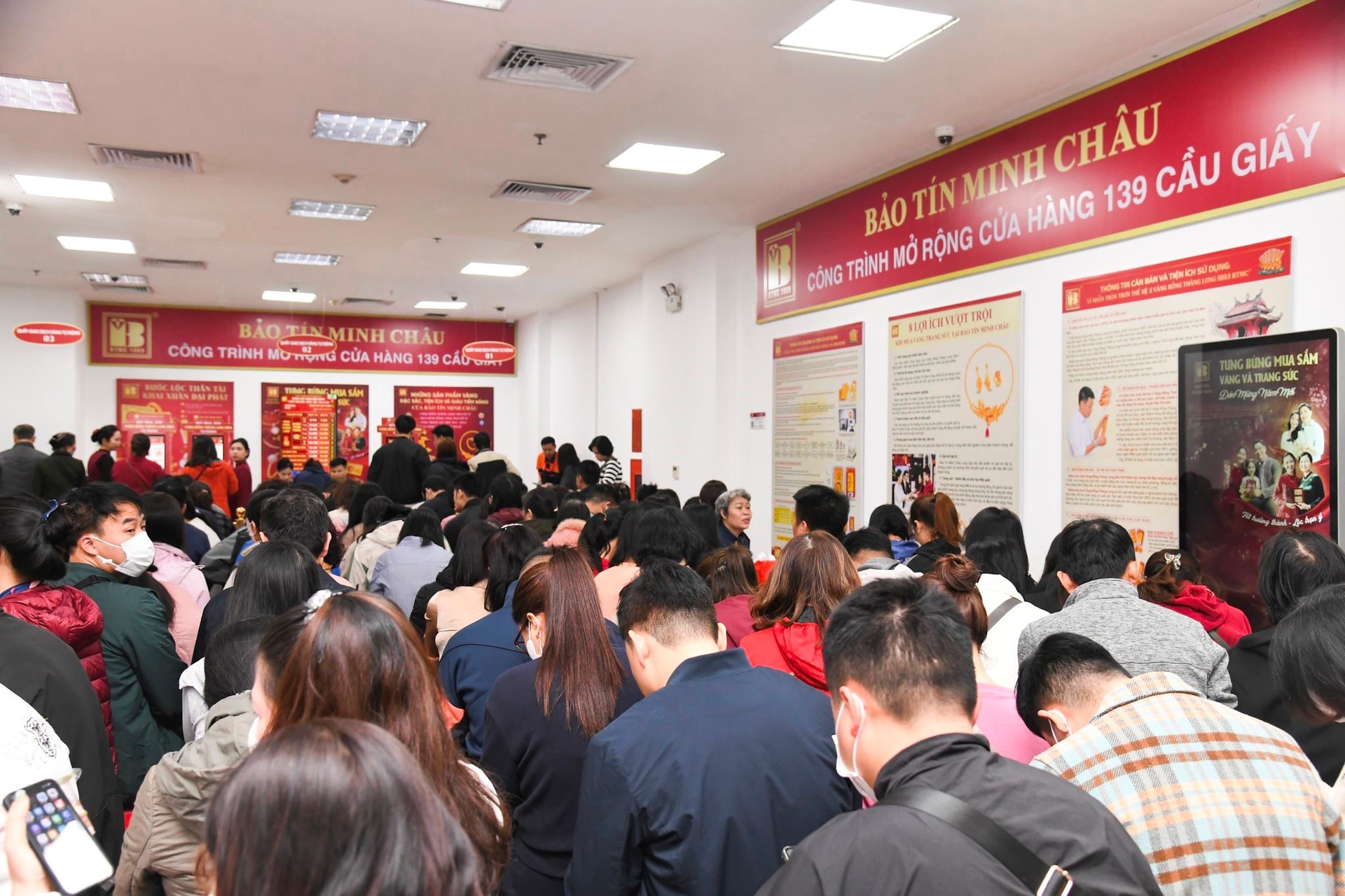 Người mua vàng bạc tại Bảo Tín Minh Châu ngày Thần tài chú ý: Thông báo mới nhất từ doanh nghiệp - Ảnh 1