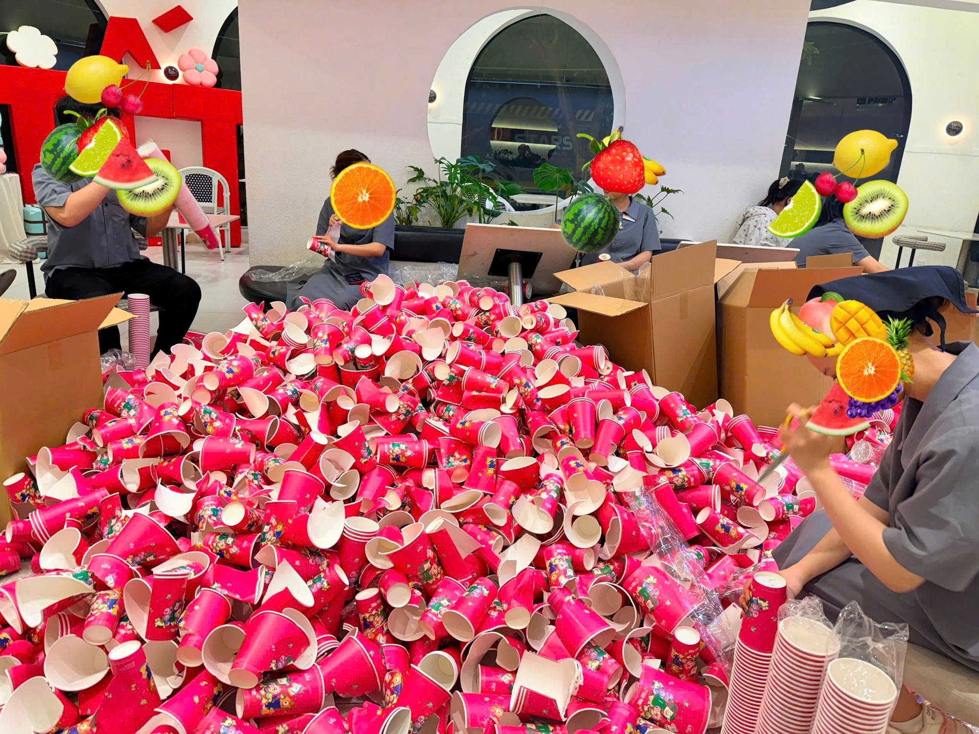 Một thương hiệu trà sữa huỷ hơn 10.000 cốc giấy vì vi phạm bản quyền hình ảnh của Nhà sách Phương Nam - Ảnh 1