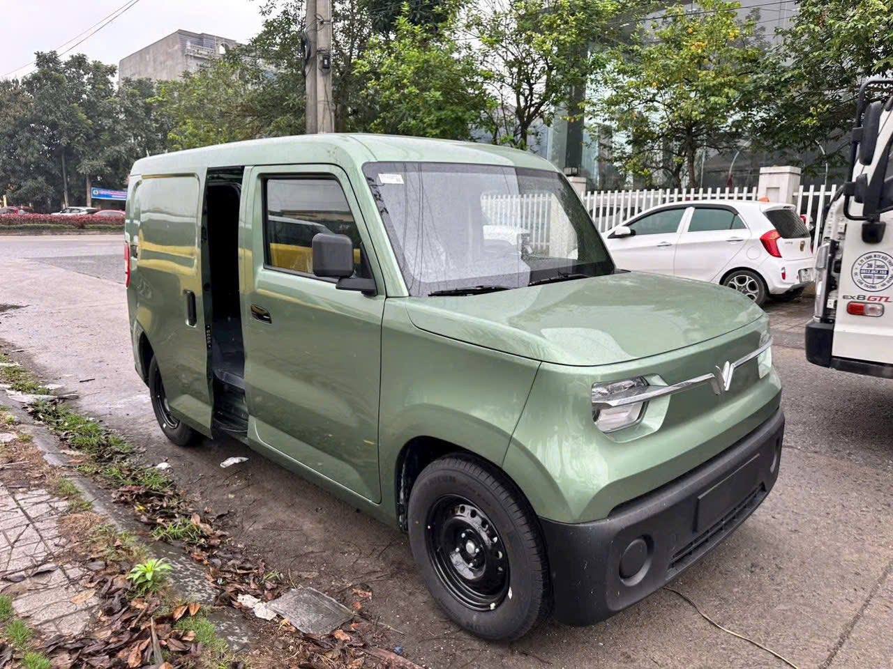 Lộ ảnh VinFast EC Van bản cửa lùa: Chưa rõ là xe thương mại hay AI, tăng sức cạnh tranh 'Su cóc' - Ảnh 2