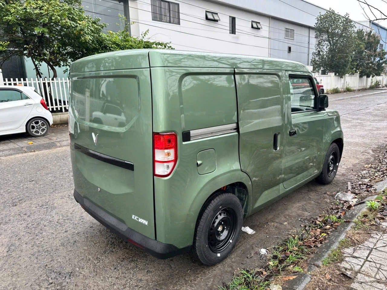 Lộ ảnh VinFast EC Van bản cửa lùa: Chưa rõ là xe thương mại hay AI, tăng sức cạnh tranh 'Su cóc' - Ảnh 4