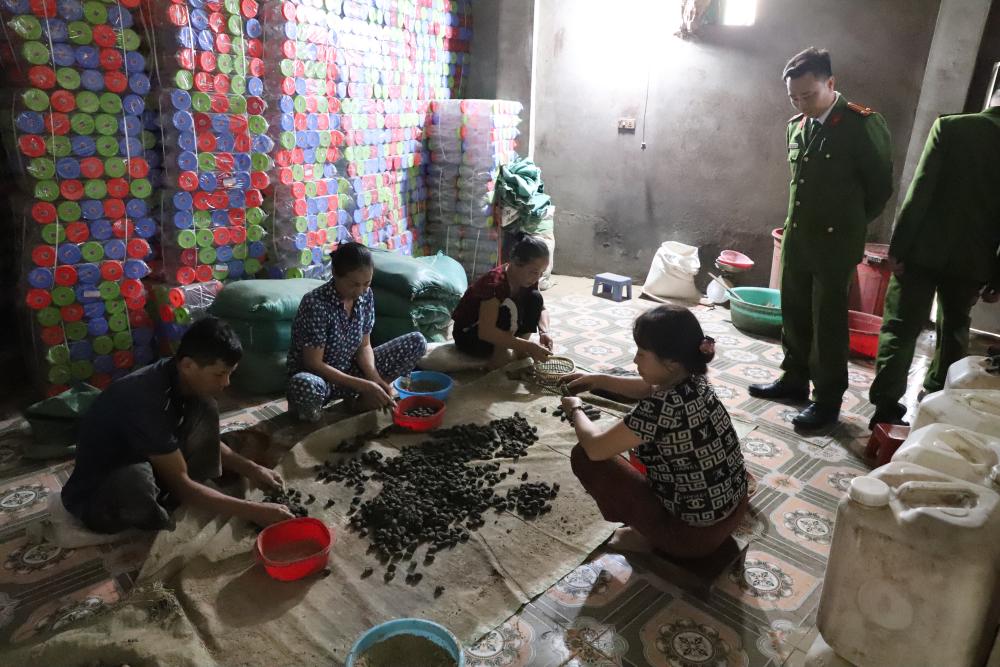 Rúng động Hà Tĩnh: Bóc gỡ đường dây sản xuất thuốc đông y tăng cân giả, thu giữ hơn 1 tấn viên hoàn - Ảnh 1