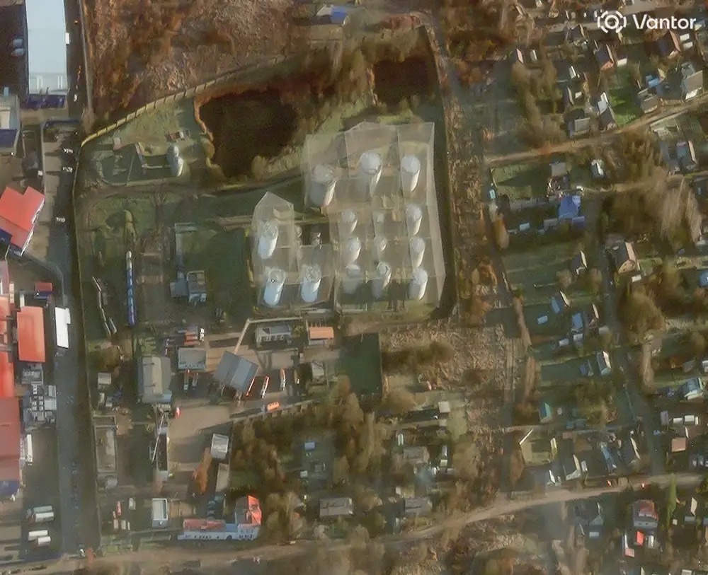 Ukraine tấn công tầm xa, chọc thủng lưới bảo vệ, kho dầu Nga bốc cháy - Ảnh 1