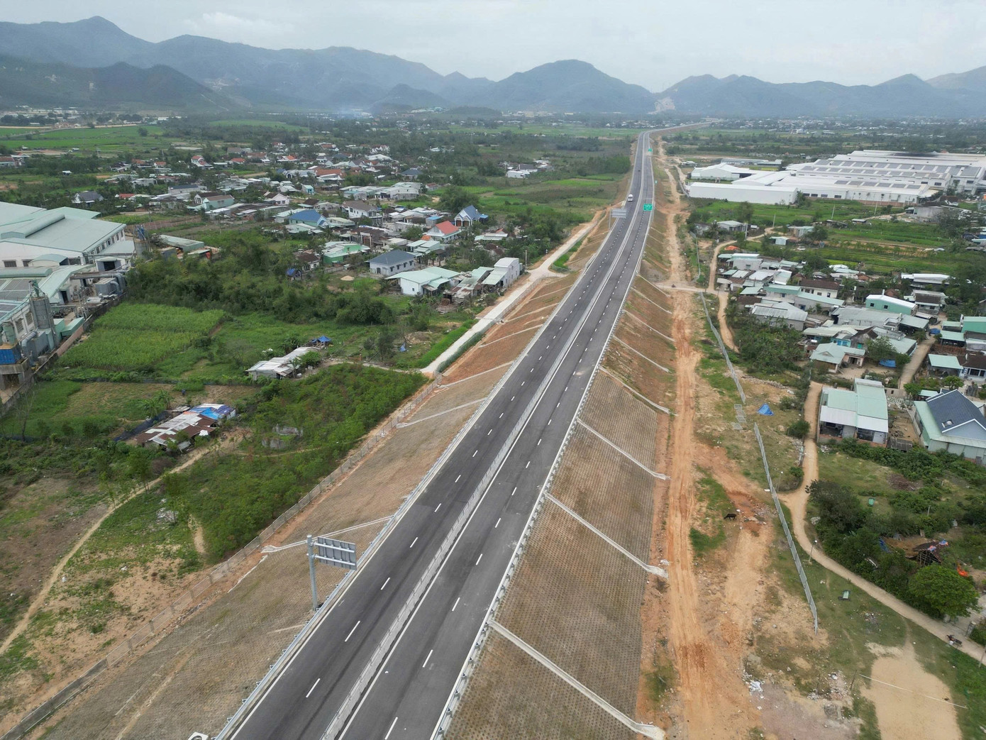 Cận Tết, người dân từng ngày mong ngóng cao tốc Bắc – Nam thông xe - Ảnh 1