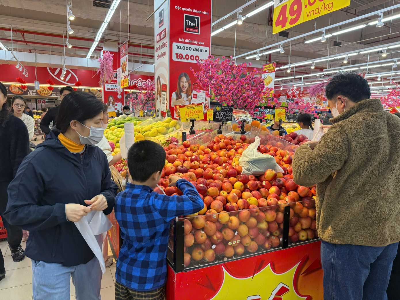 Cảnh lạ lùng tại siêu thị, trung tâm thương mại Hà Nội áp Tết - Ảnh 2
