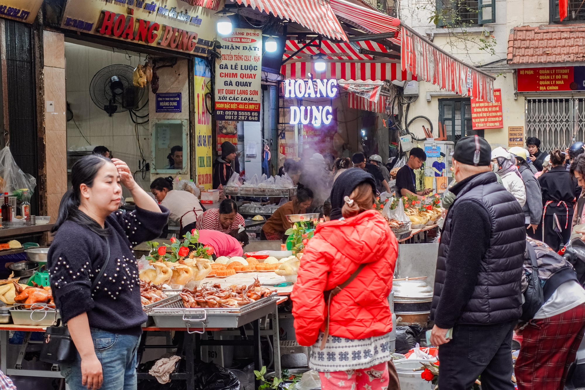 Gà luộc 1 triệu/con vẫn đổ xô mua - đây là khu chợ hot nhất Hà Nội hôm nay! - Ảnh 7