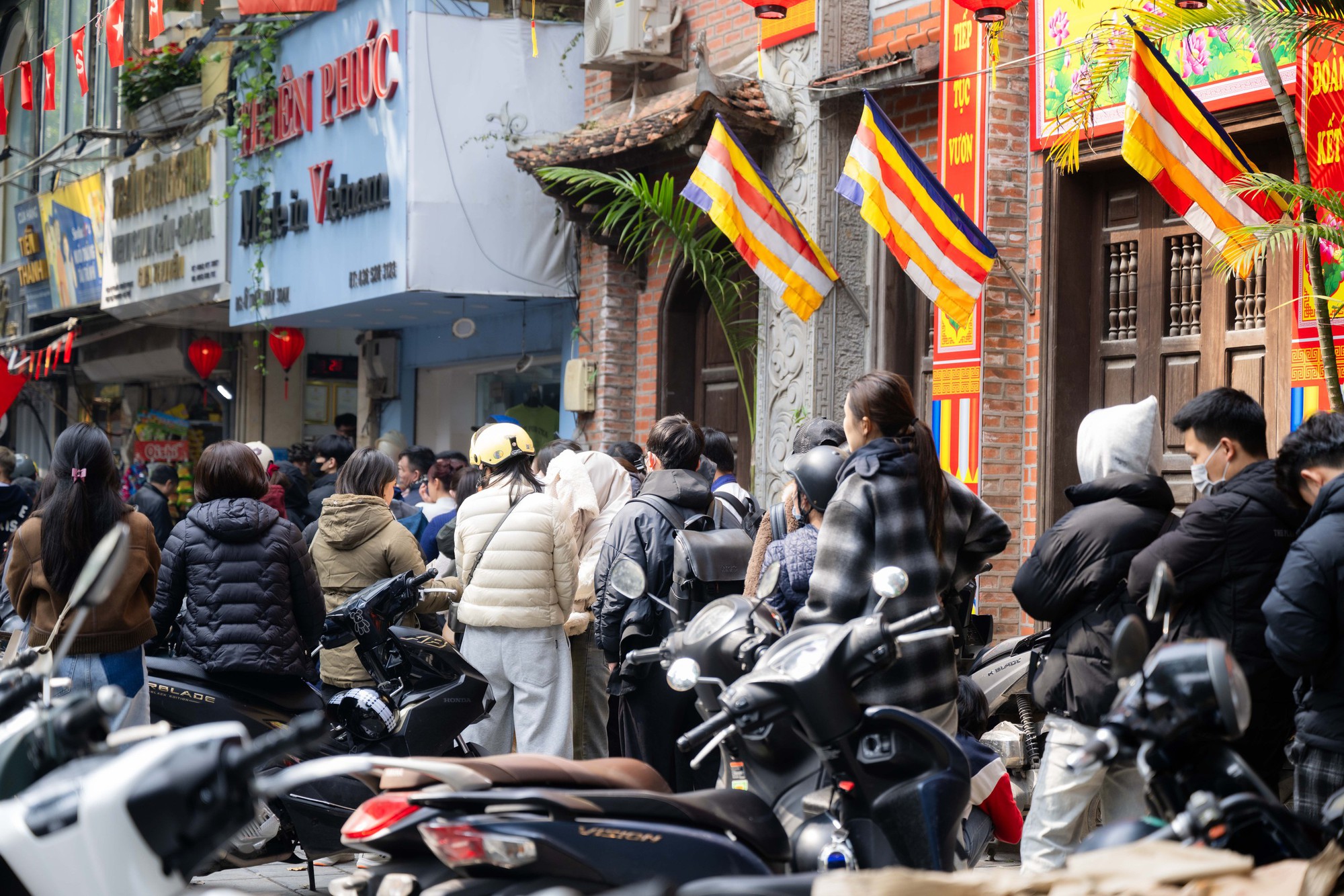 Xếp hàng cả trăm mét mua nem chua ở Hà Nội: Người phải chờ 50 khách, kẻ được "chen hàng" nhờ tấm thẻ đặc biệt - Ảnh 6