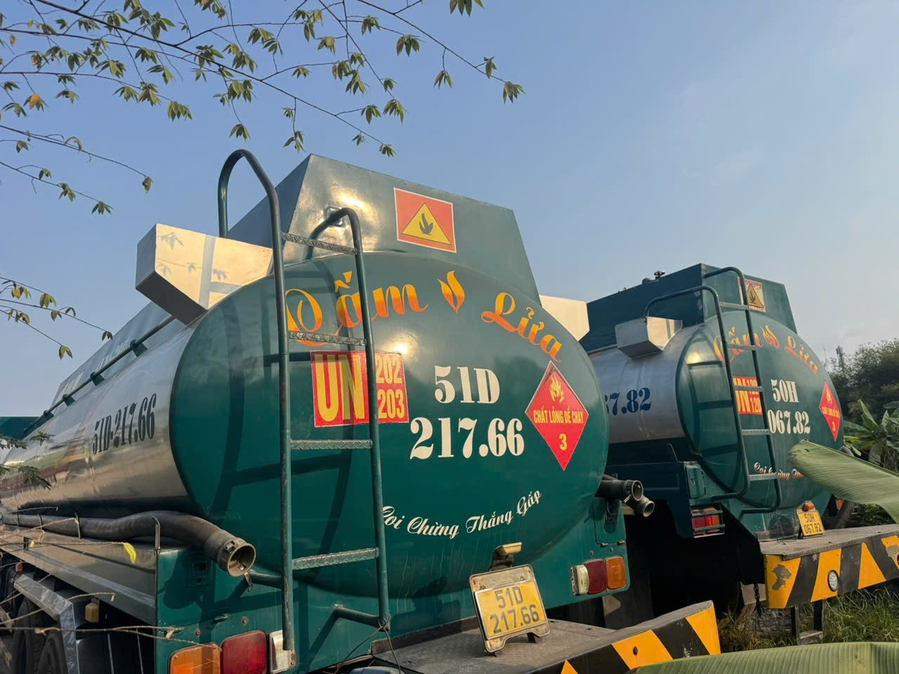 Lật tẩy 'công xưởng' sản xuất xăng RON A95 giả ở TPHCM - Ảnh 3