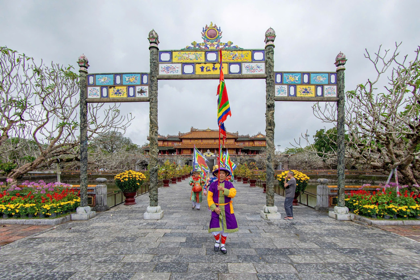 Du khách ùn ùn ‘xông đất’ Đại nội Huế - Ảnh 5