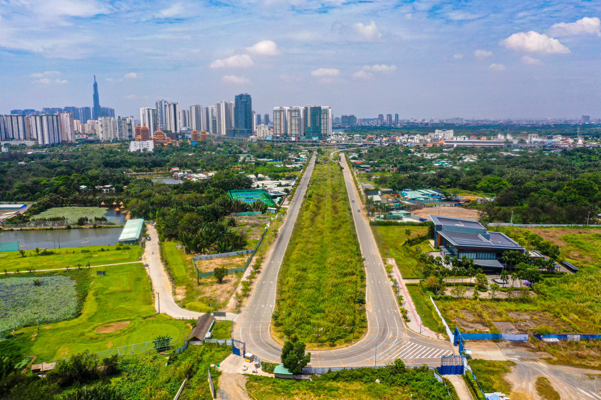 3 “ông lớn” chia thị phần bất động sản TP.HCM năm Bính Ngọ: Vinhomes làm siêu dự án ngoại ô, Masterise tiếp tục giữ trung tâm, Sun Group đánh thức vùng ven sông - Ảnh 8