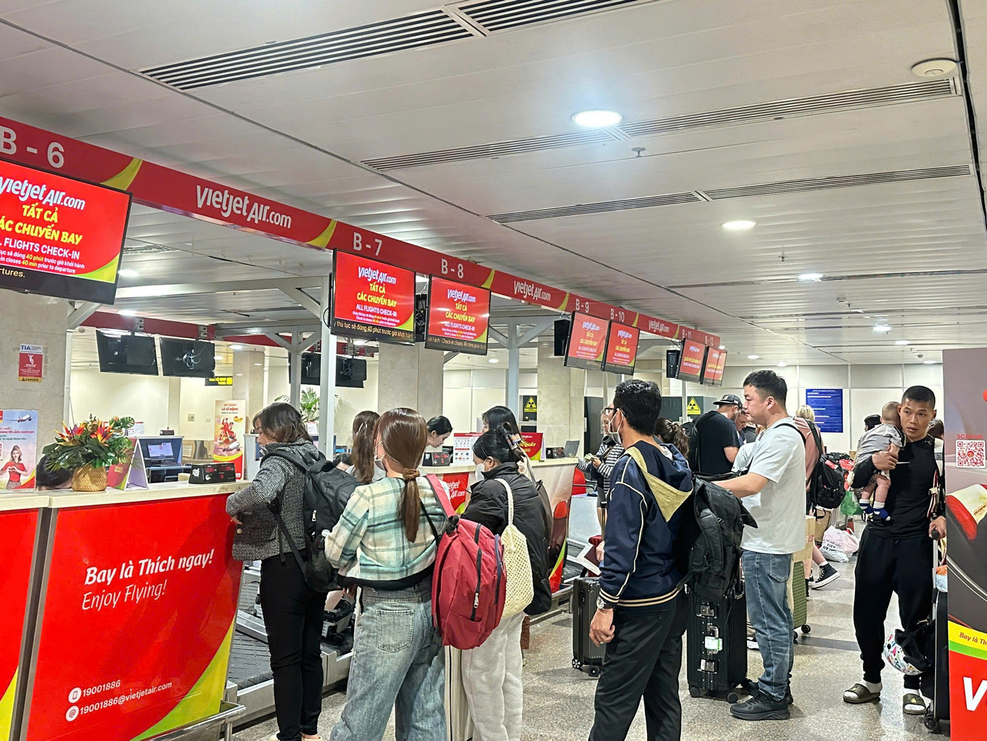 Dòng người nghỉ Tết bắt đầu đổ về sân bay Tân Sơn Nhất - Ảnh 6