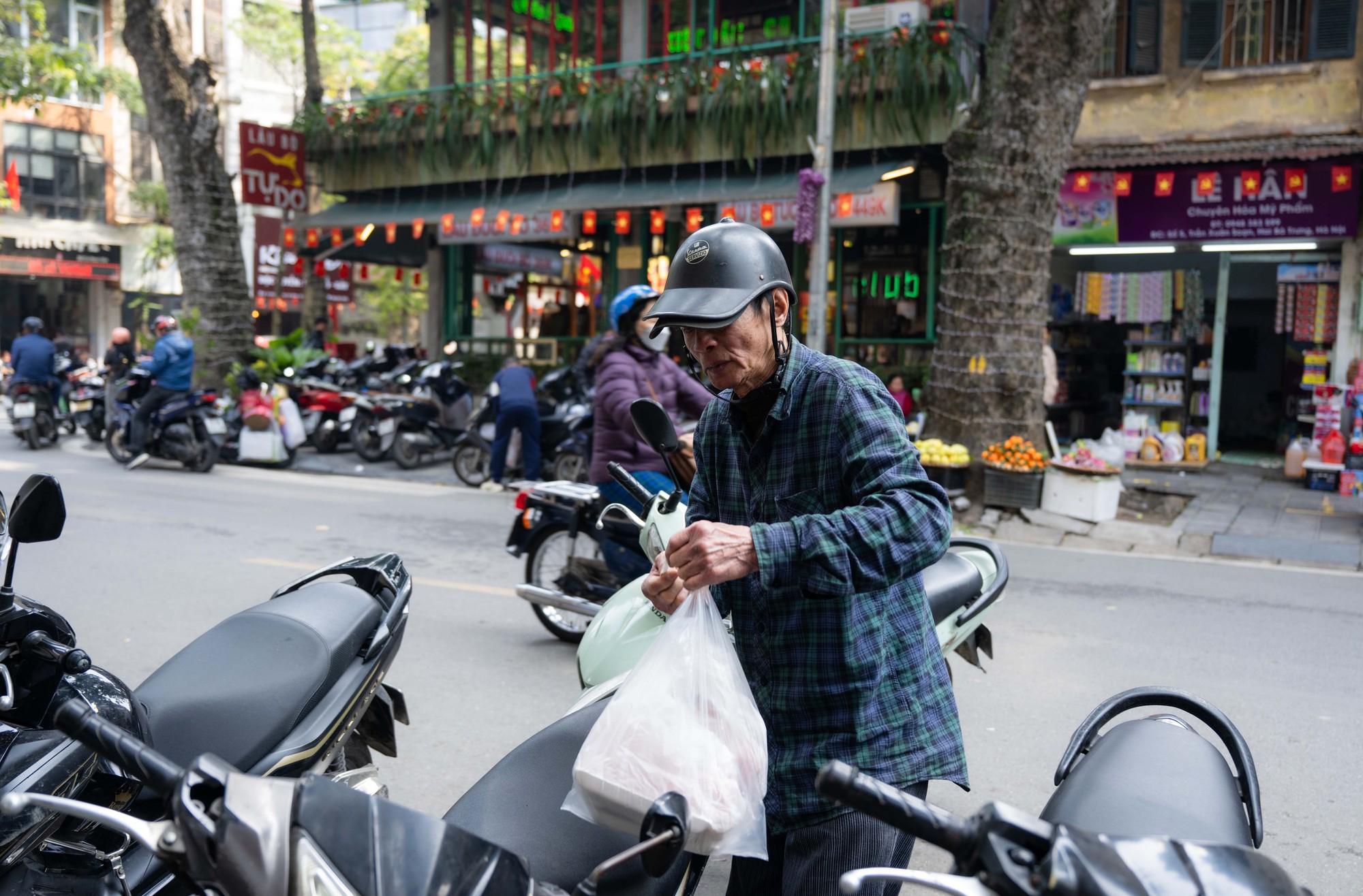 Xếp hàng cả trăm mét mua nem chua ở Hà Nội: Người phải chờ 50 khách, kẻ được "chen hàng" nhờ tấm thẻ đặc biệt - Ảnh 8