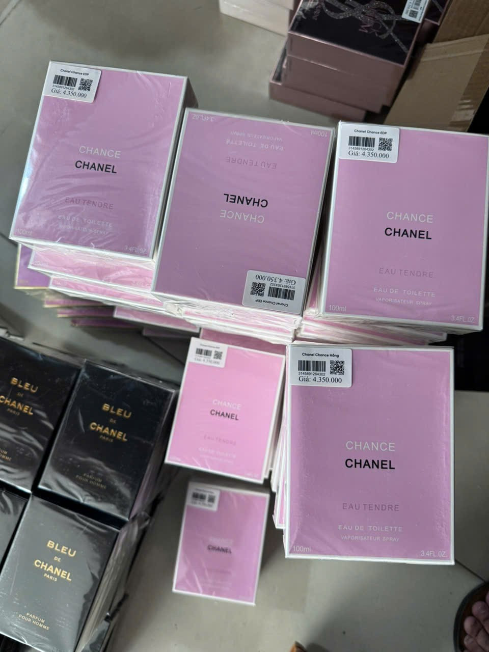 Triệt phá đường dây buôn bán 10.000 chai nước hoa Chanel, BVL, Versace giả - Ảnh 7
