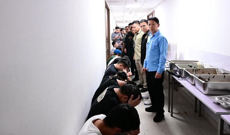 Campuchia đánh mạnh tụ điểm "đen", triệt hàng loạt sòng bạc lừa đảo lớn - Ảnh 4