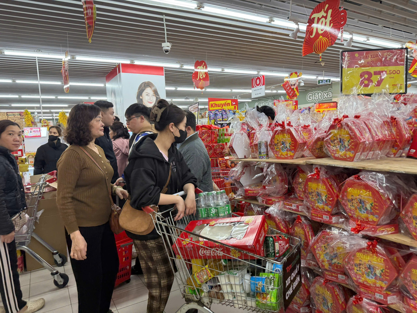 Người dân ào ào sắm Tết, siêu thị kín khách đến khuya - Ảnh 1