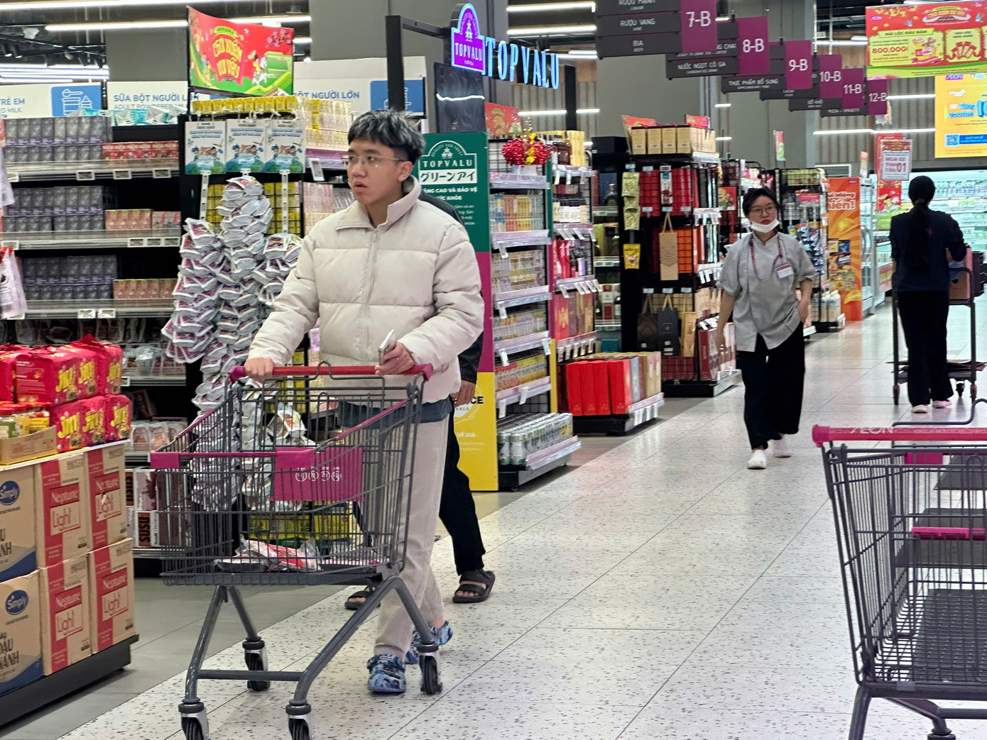 Mùng 2 Tết: Siêu thị ngập rau thịt, khách vắng tanh vắng ngắt - Ảnh 8