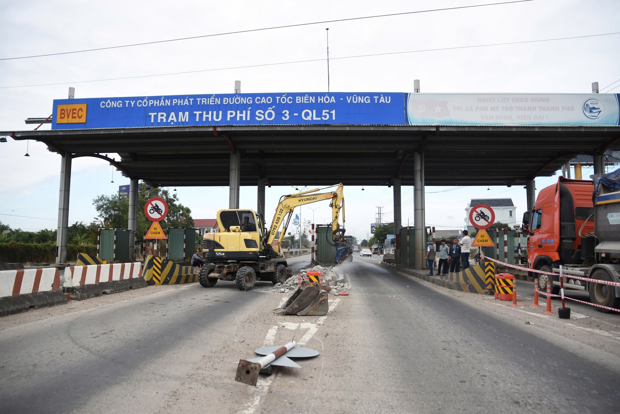 Hình ảnh đang tháo dỡ trạm thu phí T3 trên Quốc lộ 51 - Ảnh 4