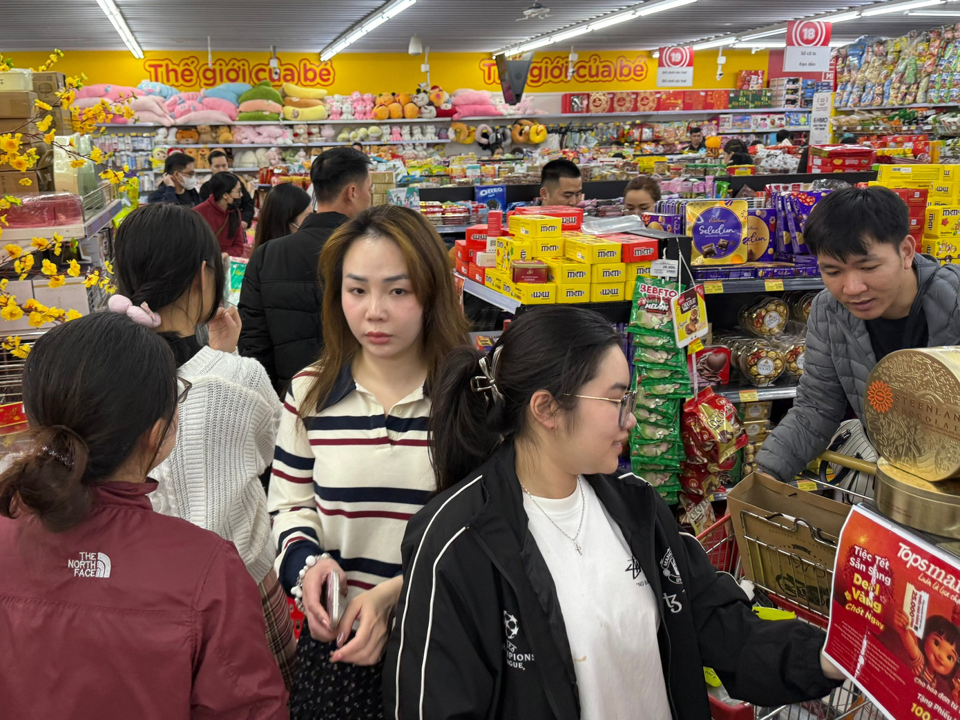 Người dân ào ào sắm Tết, siêu thị kín khách đến khuya - Ảnh 4