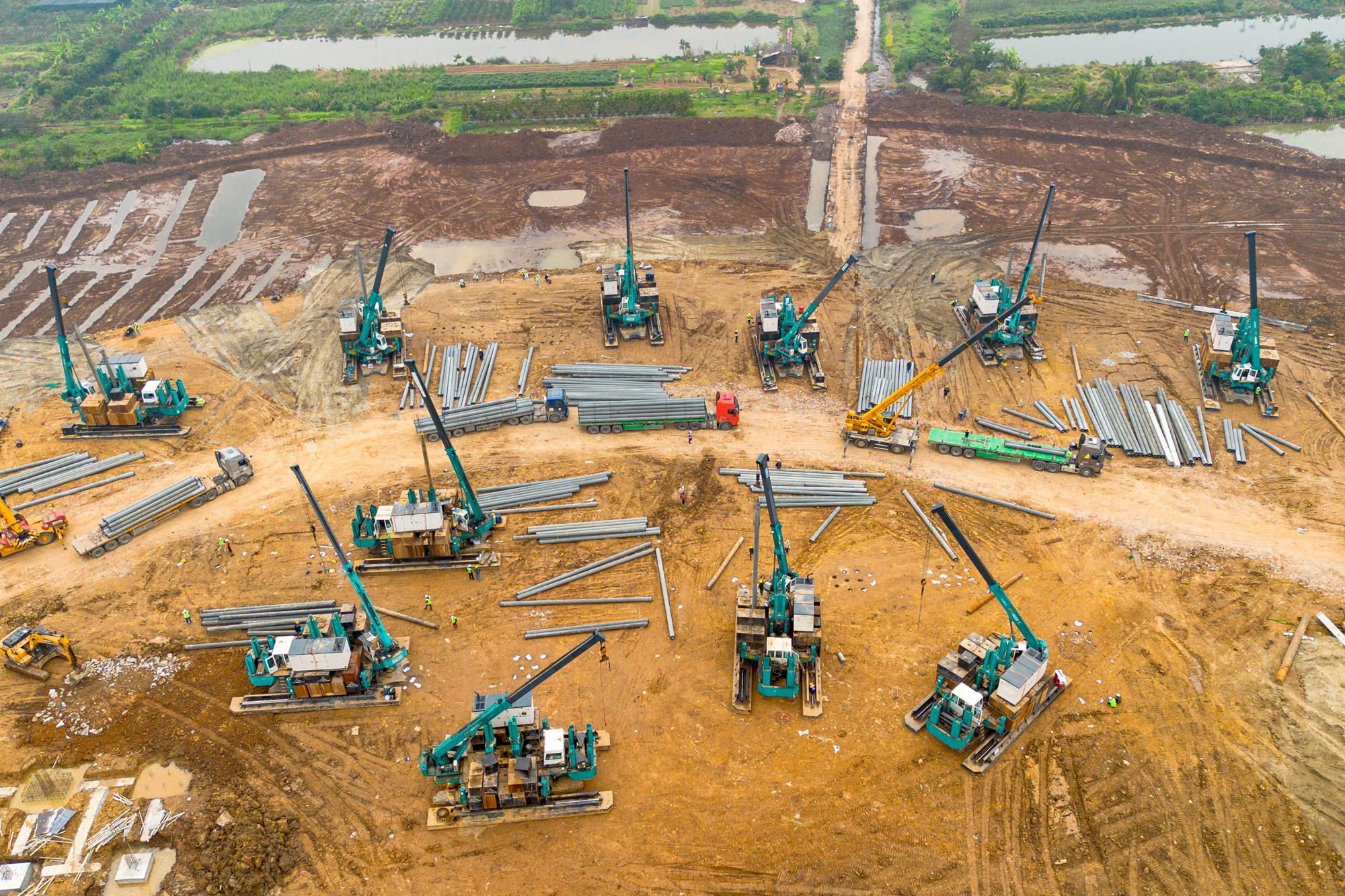 Toàn cảnh công trường sân vận động 60.000 chỗ lớn thứ 2 Việt Nam: Có mặt bằng "sạch" sau 2 tháng, máy móc phủ kín, sắp hoàn thành san lấp - Ảnh 8