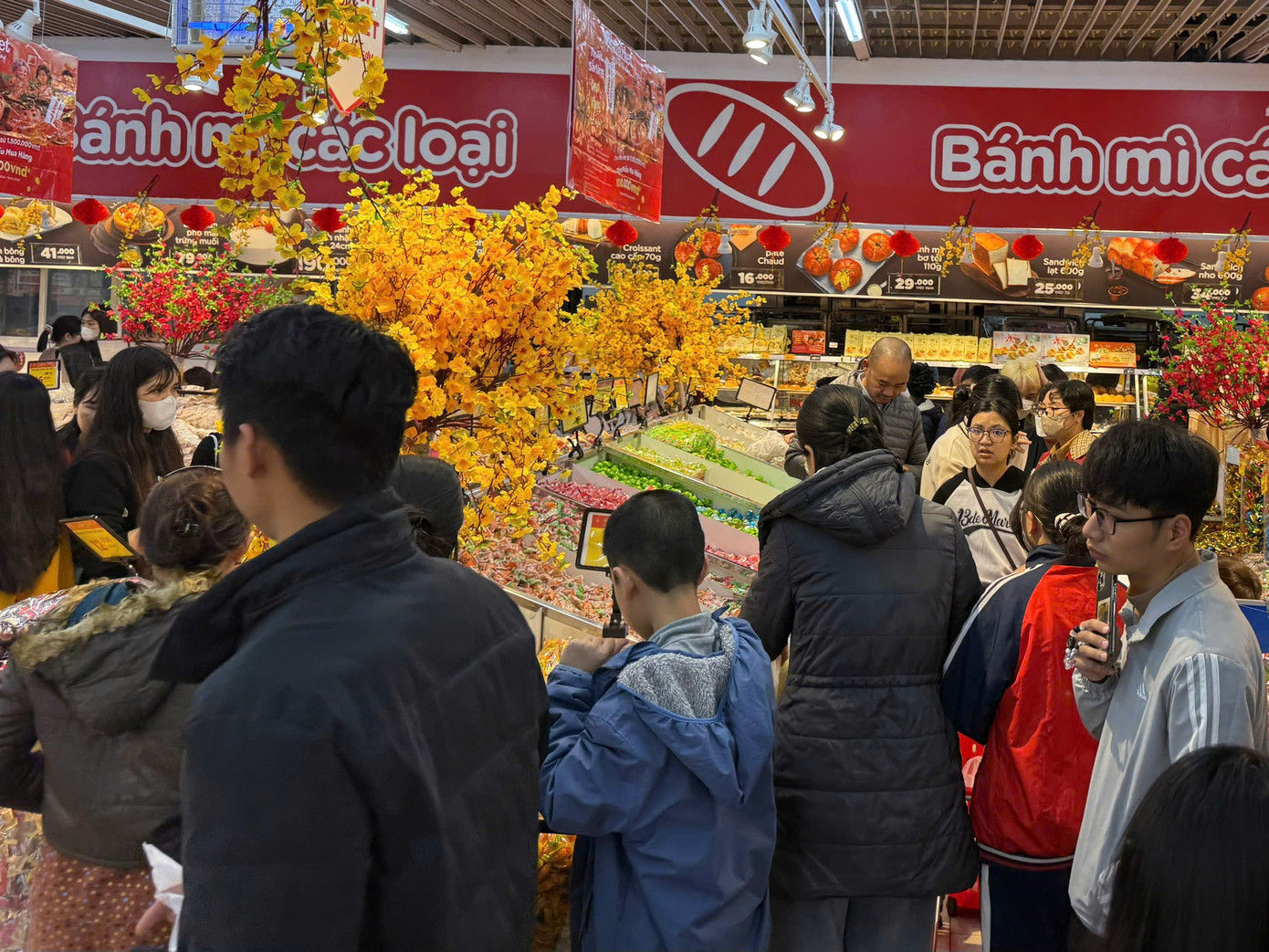Người dân ào ào sắm Tết, siêu thị kín khách đến khuya - Ảnh 3