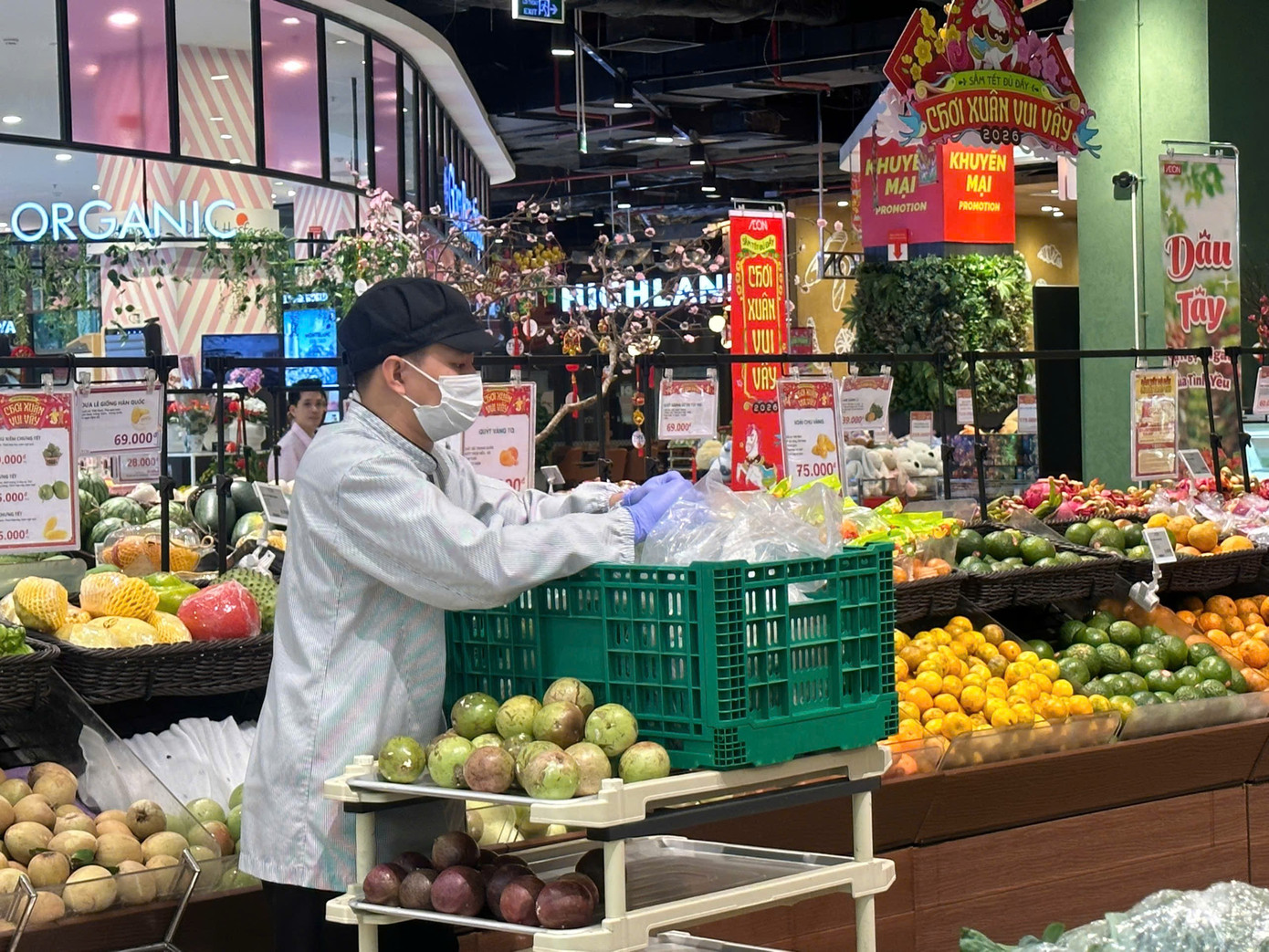Mùng 2 Tết: Siêu thị ngập rau thịt, khách vắng tanh vắng ngắt - Ảnh 4