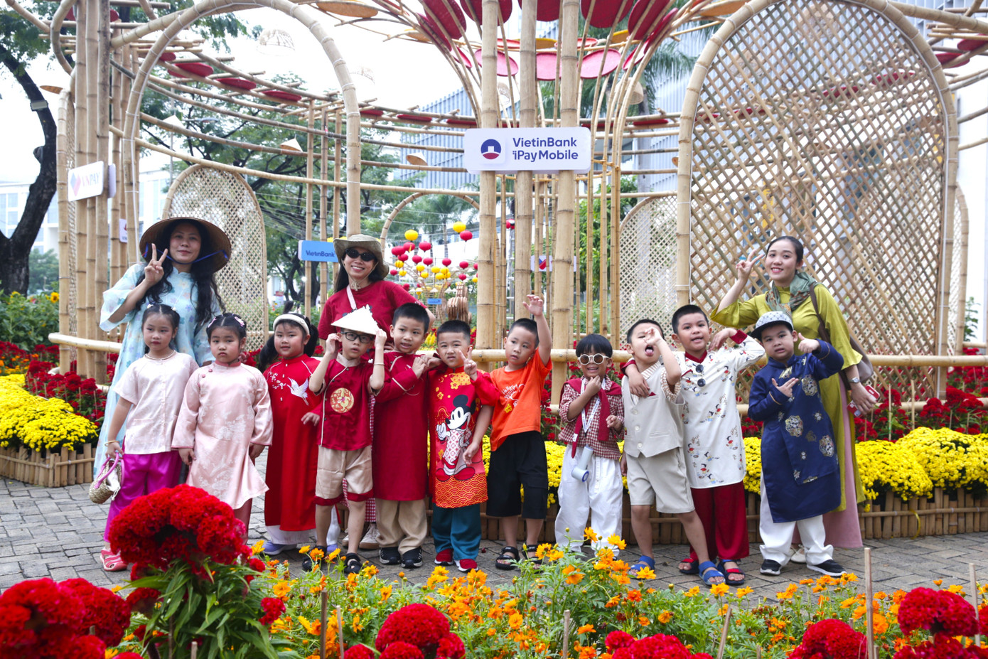 Khám phá đường hoa 'khu nhà giàu' ở TPHCM - Ảnh 2