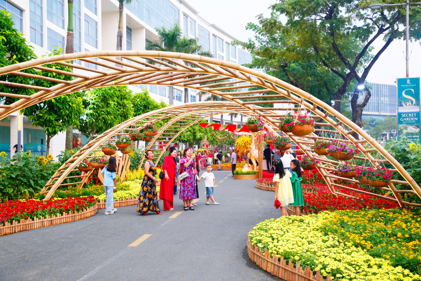 Khám phá đường hoa 'khu nhà giàu' ở TPHCM - Ảnh 1