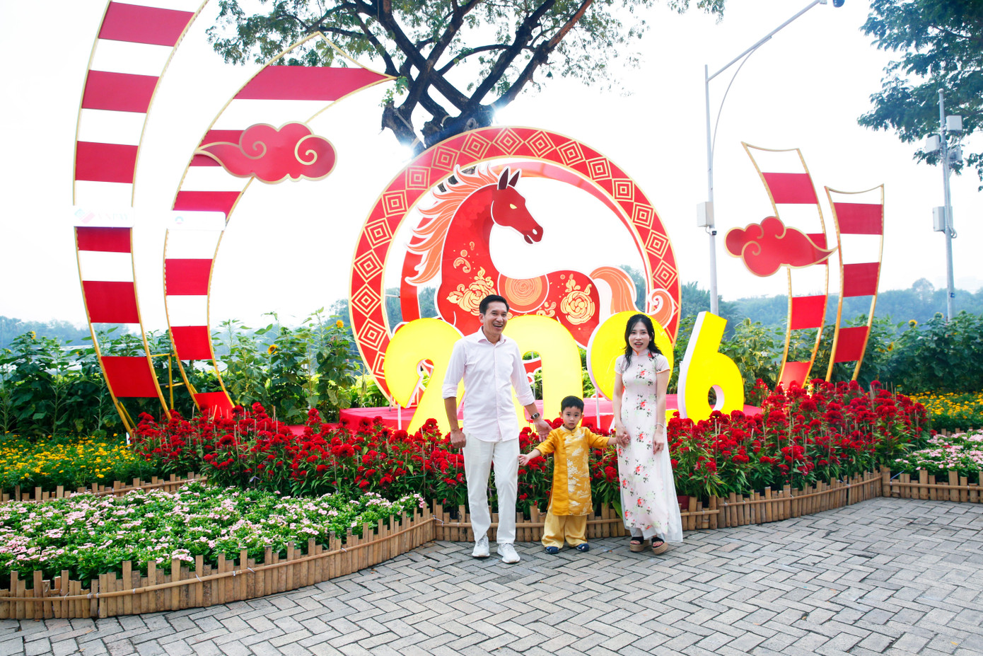 Khám phá đường hoa 'khu nhà giàu' ở TPHCM - Ảnh 5