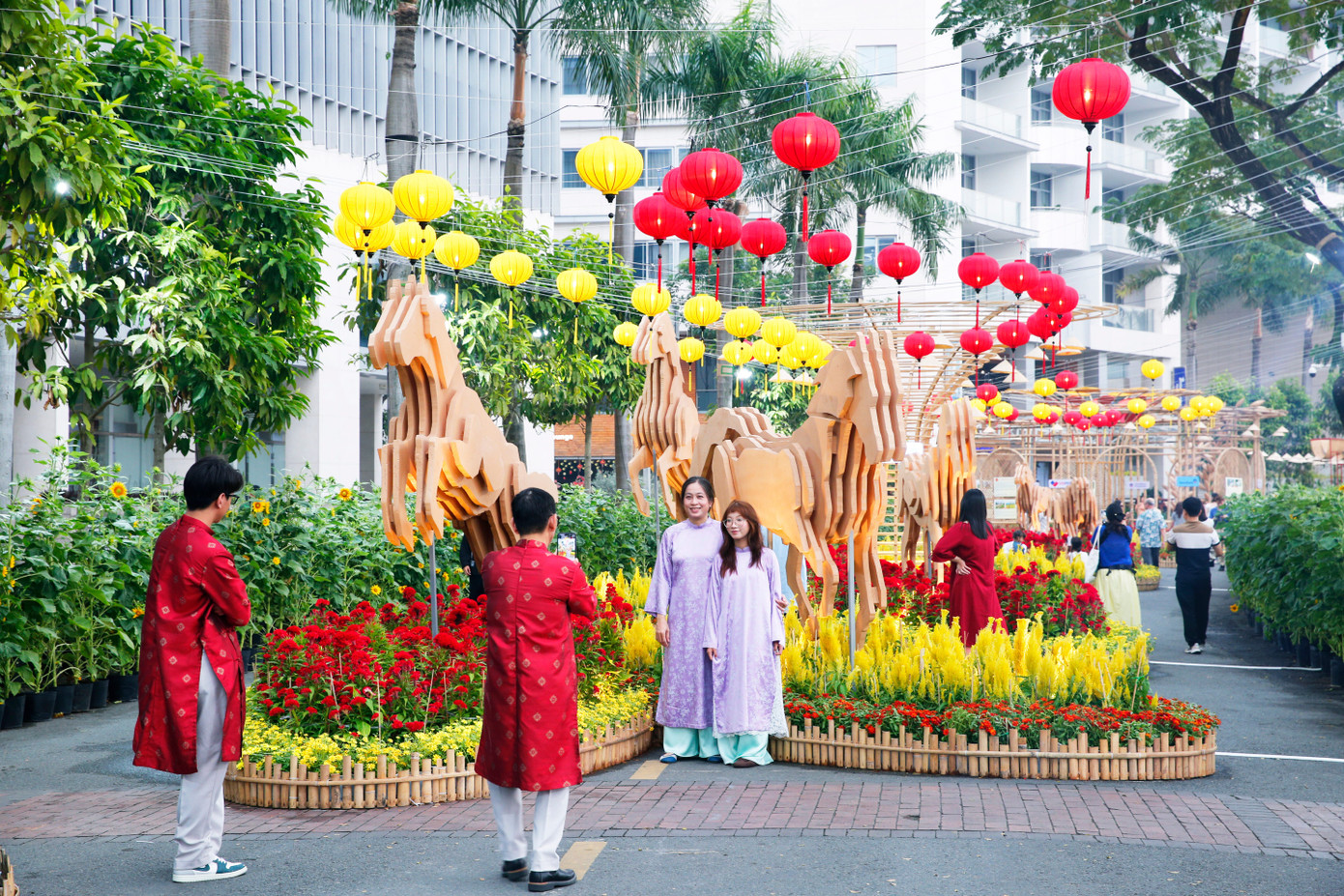 Khám phá đường hoa 'khu nhà giàu' ở TPHCM - Ảnh 4