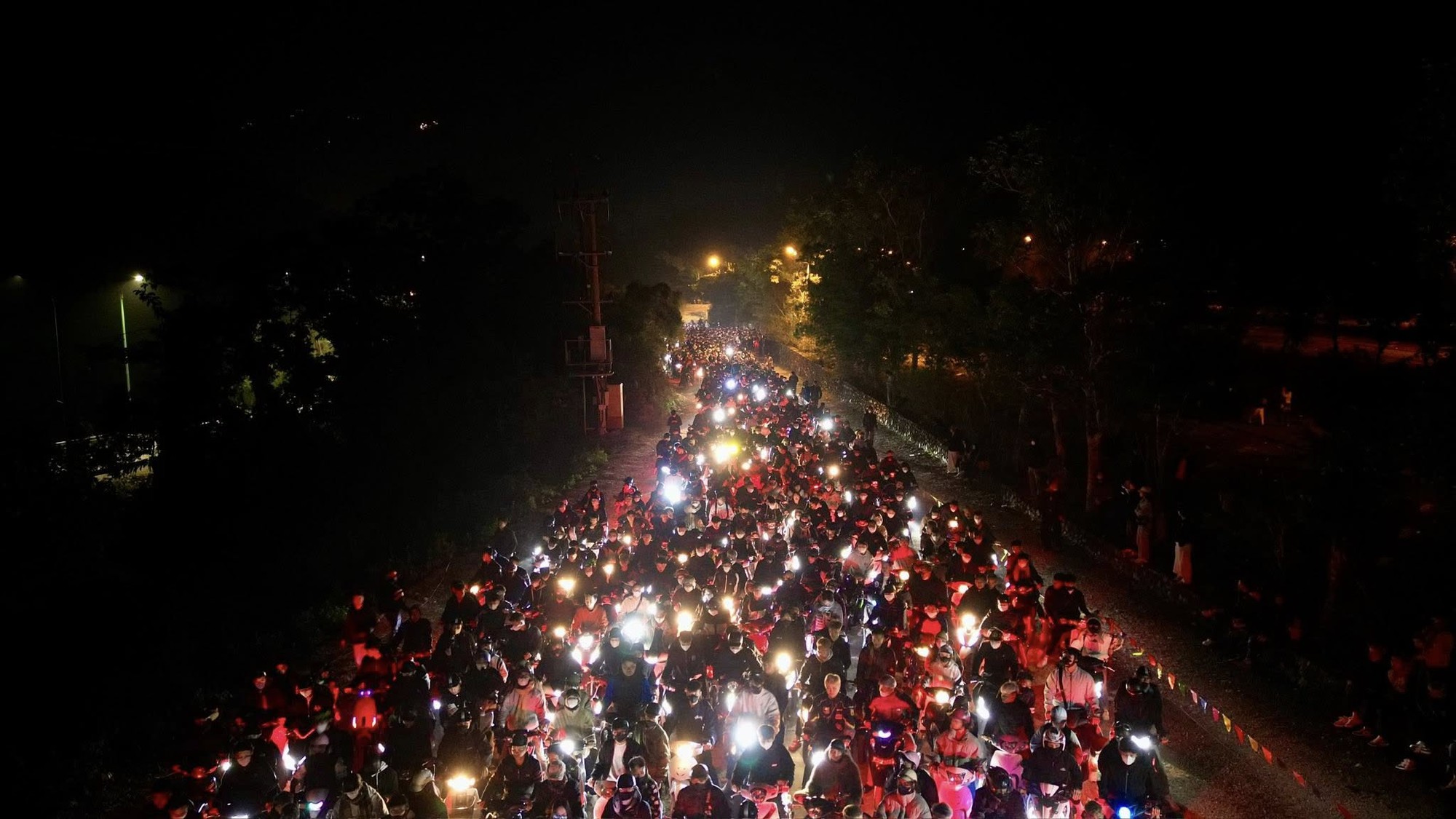 Yên Tử thất thủ, kẹt cứng từ 4h sáng: Du khách đông nghịt, ai cũng cầm 1 chiếc gậy trong tay - Ảnh 1