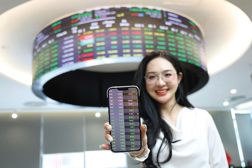 Chứng khoán bứt tốc phiên giao dịch cuối cùng của năm - Ảnh 1