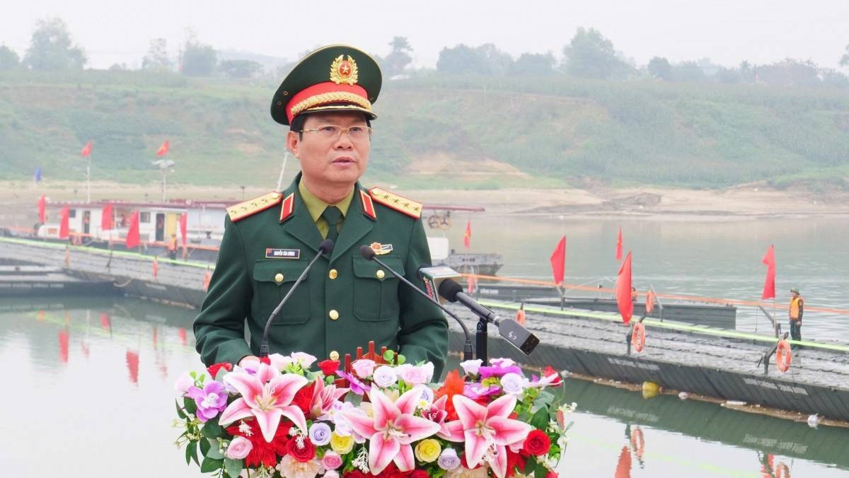 Chính thức thông xe cầu phao Đoan Hùng, ô tô dưới 7 chỗ được đi qua - Ảnh 1