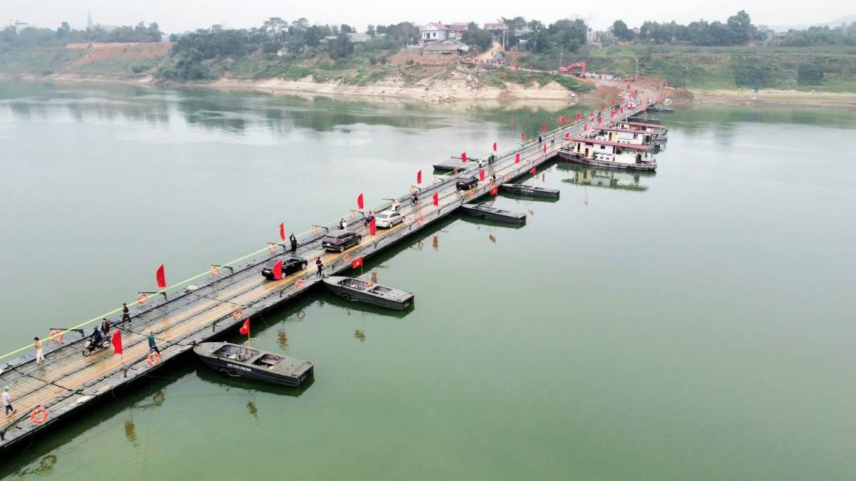 Chính thức thông xe cầu phao Đoan Hùng, ô tô dưới 7 chỗ được đi qua - Ảnh 2