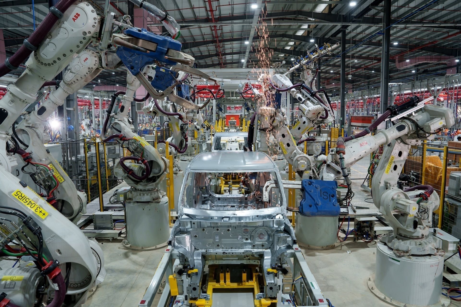 VinFast tuyển dụng 2.000 nhân sự tại quê hương của tỷ phú Phạm Nhật Vượng, thu nhập với vị trí công nhân tới 18 triệu đồng/tháng - Ảnh 1