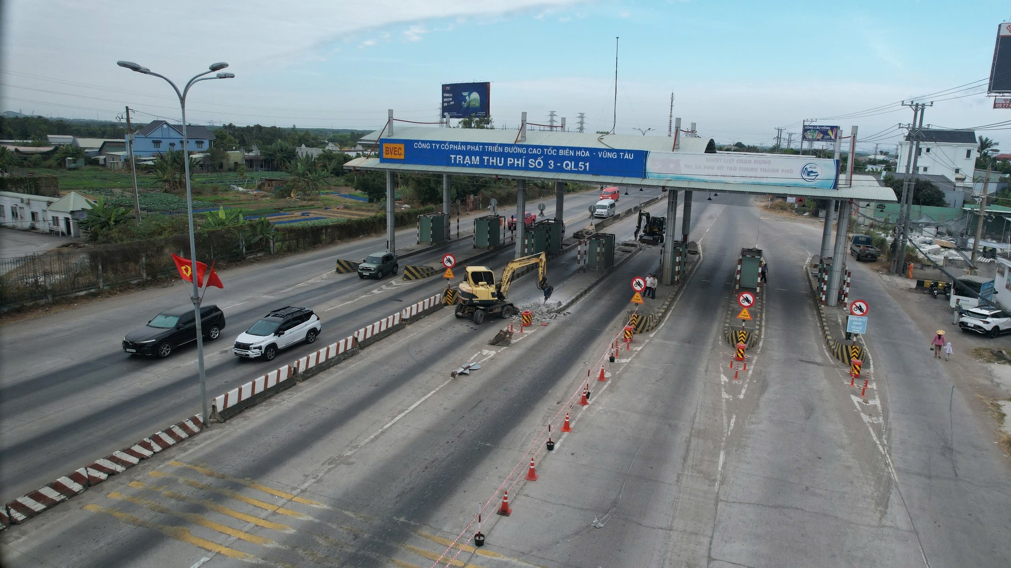 Hình ảnh đang tháo dỡ trạm thu phí T3 trên Quốc lộ 51 - Ảnh 1