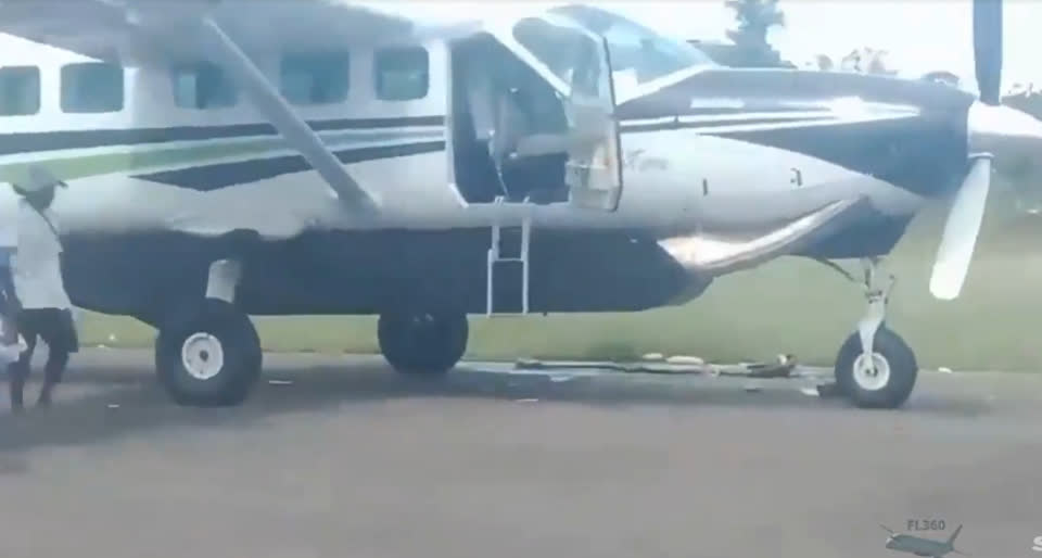 Indonesia: Cơ trưởng và cơ phó bị bắn tử vong ngay sau khi máy bay hạ cánh, hành khách hoảng loạn tháo chạy thoát thân - Ảnh 1