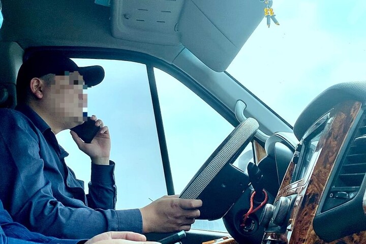 Nghe điện thoại khi ô tô đang chờ đèn đỏ có bị phạt? - Ảnh 1