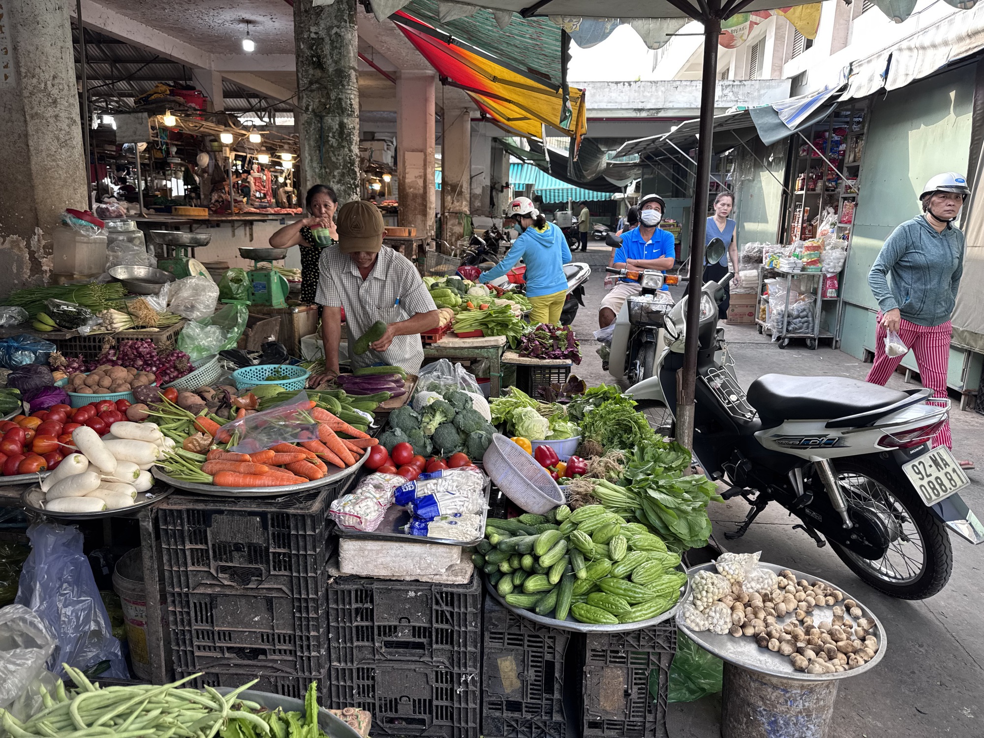 Hải sản giá vẫn cao sau Tết - Ảnh 2