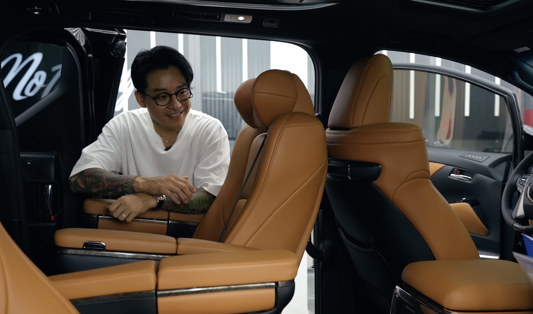 Cận Tết, Tuấn Hưng tìm nơi 'đổi áo' dưa hấu cho VinFast VF 9, muốn làm mới cả nội thất chiếc xe vợ tặng - Ảnh 3