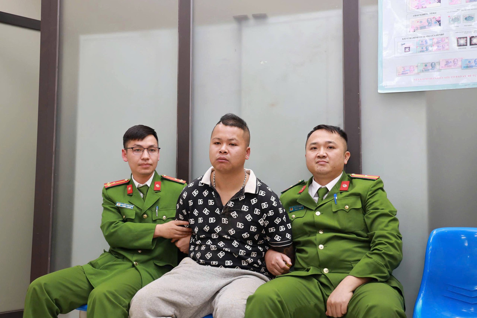 Bất ngờ về nhân thân đối tượng một mình xông vào ngân hàng cướp tiền - Ảnh 1