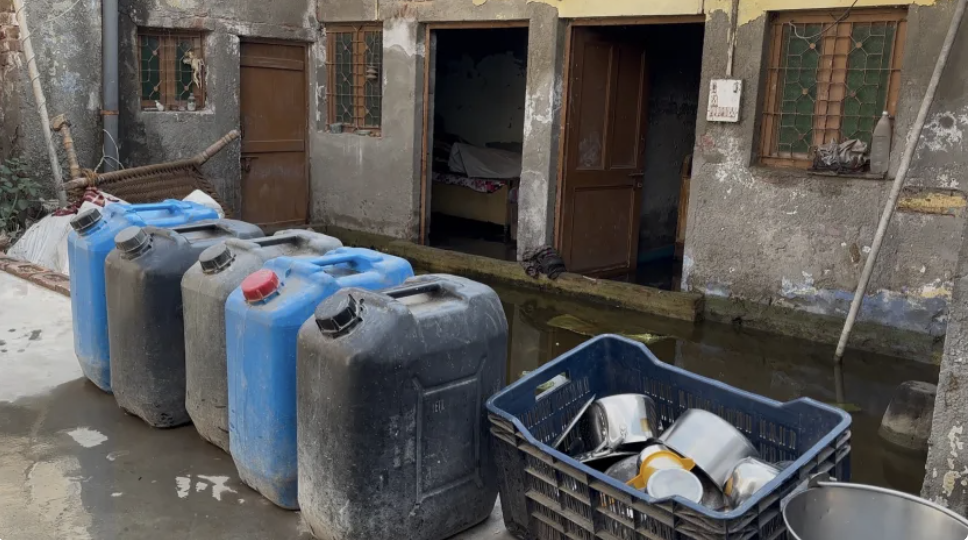 Một thành phố rơi vào khủng hoảng nước sạch chưa từng có: Nước vàng đục kèm mùi hôi nồng, hàng triệu người dân phải giặt quần áo trong cảnh tượng khó tin - Ảnh 1