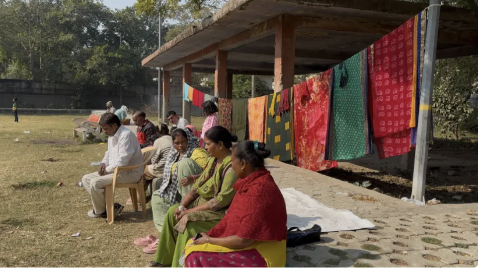 Một thành phố rơi vào khủng hoảng nước sạch chưa từng có: Nước vàng đục kèm mùi hôi nồng, hàng triệu người dân phải giặt quần áo trong cảnh tượng khó tin - Ảnh 2