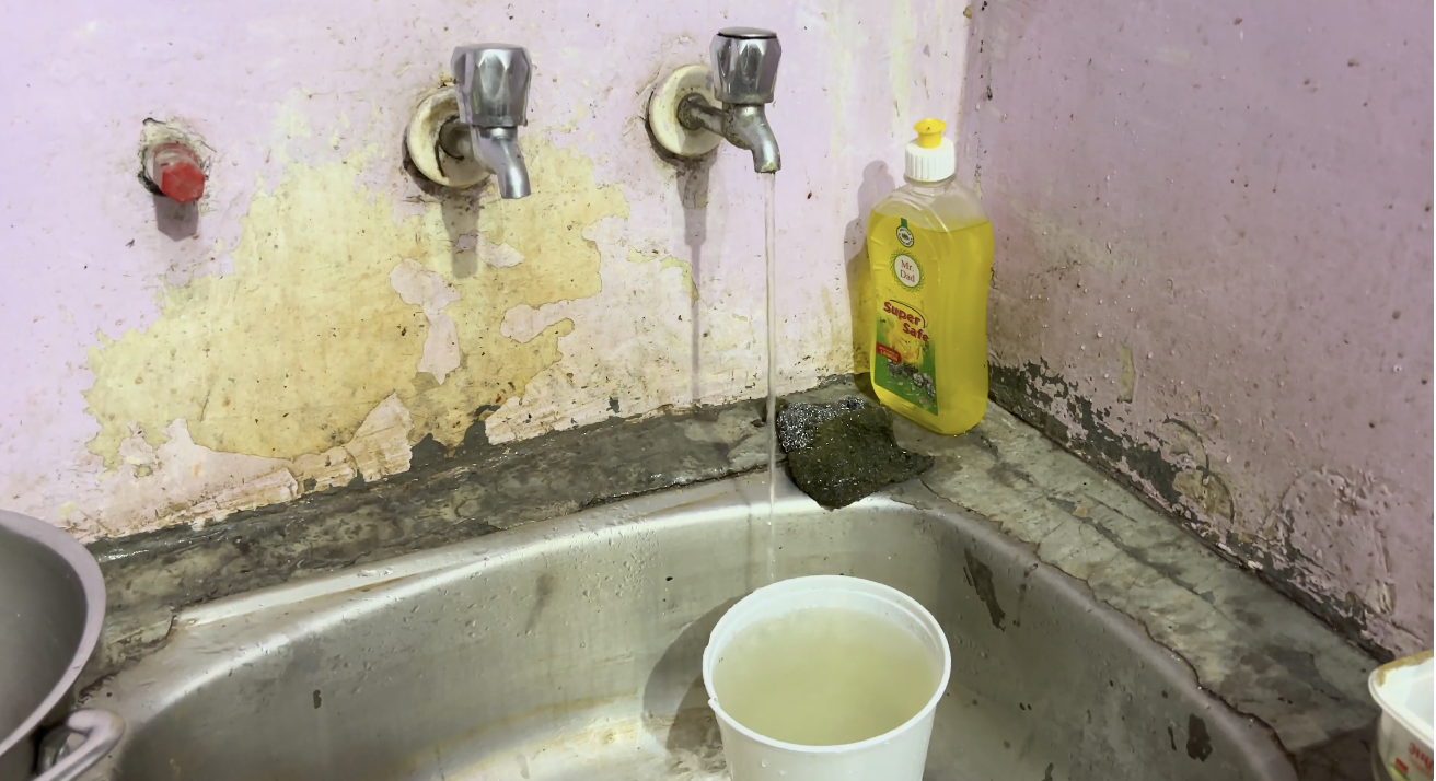 Một thành phố rơi vào khủng hoảng nước sạch chưa từng có: Nước vàng đục kèm mùi hôi nồng, hàng triệu người dân phải giặt quần áo trong cảnh tượng khó tin - Ảnh 3