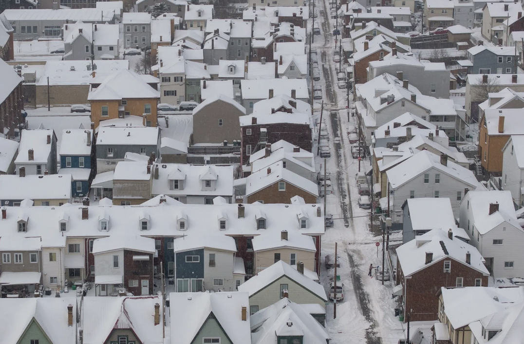 Bão tuyết tàn phá nặng nề, thiệt hại hơn 100 tỷ USD: Hóa đơn năng lượng tăng sốc khiến người dân Mỹ “nghẹt thở” - Ảnh 1