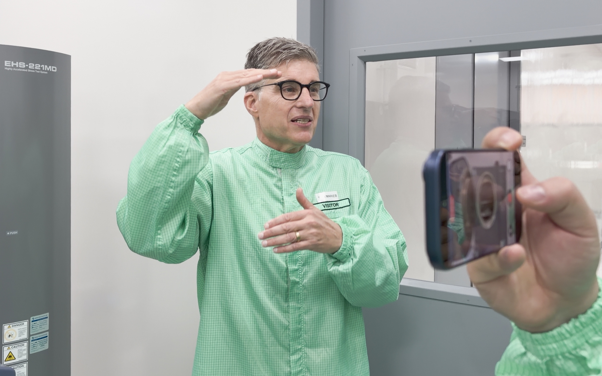 Lần đầu ghé “phòng thí nghiệm độ bền” iPhone tại Singapore: Tận mắt thấy Apple nhúng nước sôi, quăng quật sản phẩm! - Ảnh 4