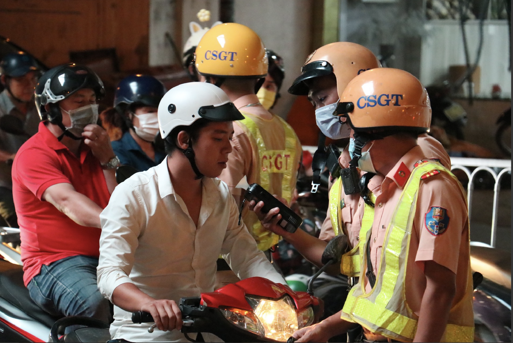 Chi tiết mức phạt nồng độ cồn dịp Tết 2026: "Kịch khung" lên đến 40 triệu đồng, bị trừ sạch điểm bằng lái - Ảnh 1